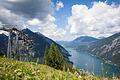 Zumindest die Kulisse ist perfekt: Wer das Surfen am Achensee lernt, hat ein grandioses Bergpanorama um sich. Foto: Tourismusverband Achensee/dpa-tmn       -  Pertisau liegt am südwestlichen Ufers des größten Sees in Tirol: dem Achensee. Im Sommer können sich Urlauber sich hier am Strandbad eine Auszeit gönnen.