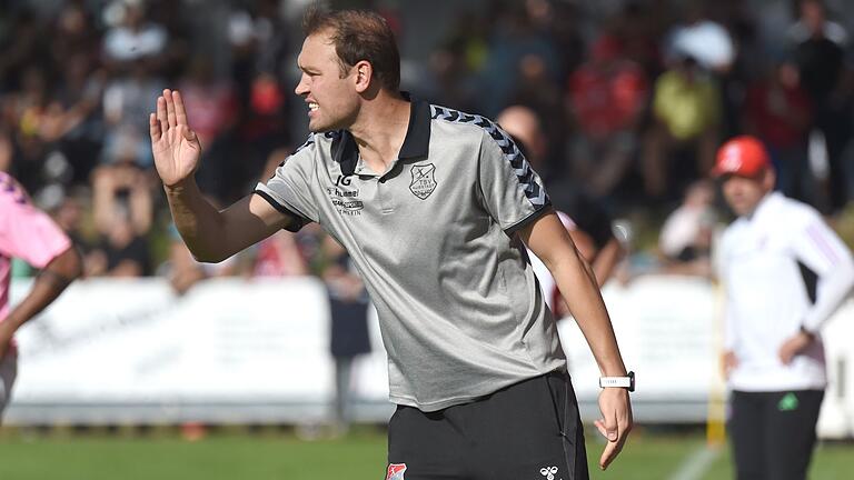 Dirigiert TSV-Aubstadt-Trainer Julian Grell seine Mannschaft heute zu einem Auswärtssieg beim FV Illertissen?