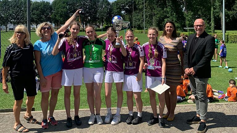 Gewinnermannschaft ohne Auswechselspieler: Luana Detsch, Nella Mauer, Selina Roth, Helena Fischer und Franziska Ehrhard, außerdem stehen links Petra Weingart vom Arbeitskreis Schule und Sport mit der Lehrerin und Betreuerin Nicole Ach und rechts Verena Wieland von der Sparkasse Schweinfurt-Haßberge sowie Schulrat Frank Hagen. Gewinnermannschaft ohne Auswechselspieler: Luana Detsch, Nella Mauer, Selina Roth, Helena Fischer und Franziska Ehrhard, außerdem stehen links Petra Weingart vom Arbeitskreis Schule und Sport mit der Lehrerin und Betreuerin Nicole Ach und rechts Verena Wieland von der Sparkasse Schweinfurt-Haßberge sowie Schulrat Frank Hagen.