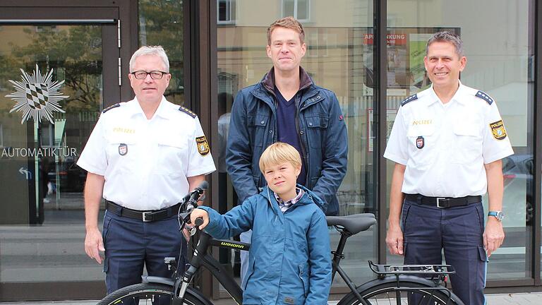 Im Bild Gewinner Lorenz Schlötelburg mit seinem Vater, dem Leitenden Polizeidirektor  Klaus Böhm (links) und Polizeihauptkommissar Fritz Schneider (rechts).