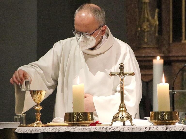 Pfarrer Christian Ammersbach beim Gottesdienst im Arnsteiner Ortsteil Büchold (Lkr. Main-Spessart): Dort zelebrierte er zum ersten Mal in der Albe - ohne Priestergewand.