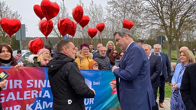 Hilfe vom Freistaat und von Ministerpräsident Markus Söder (CSU, Mitte) erhoffen sich die Mitarbeitenden von Galeria Kaufhof in Schweinfurt. Ver.di-Gewerkschaftssekretär Peter König übergab Söder eine Resolution vor Beginn des CSU-Frühjahrsempfangs in Dittelbrunn.