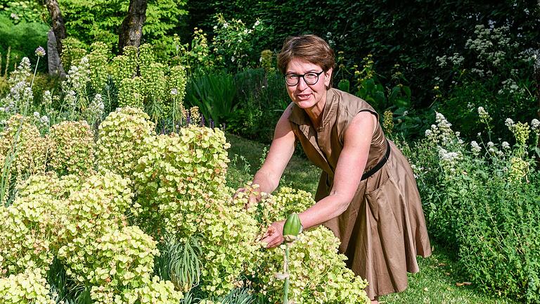 Sie möchte andere inspirieren, für mehr Grün in ihrem Umfeld zu sorgen: Simone Angst-Muth mit ihrem Naturgarten im Würzburger Steinbachtal. Am 8. Juli findet dort das Seminar 'Aromen der Natur' statt.