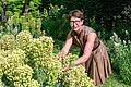 Sie möchte andere inspirieren, für mehr Grün in ihrem Umfeld zu sorgen: Simone Angst-Muth mit ihrem Naturgarten im Würzburger Steinbachtal. Am 8. Juli findet dort das Seminar 'Aromen der Natur' statt.