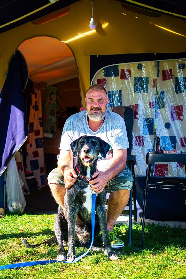 Harald Storch und sein Hund Samy stehen für eine Woche mit ihrem Faltcaravan auf dem Tagestouristenplatz in Sand.