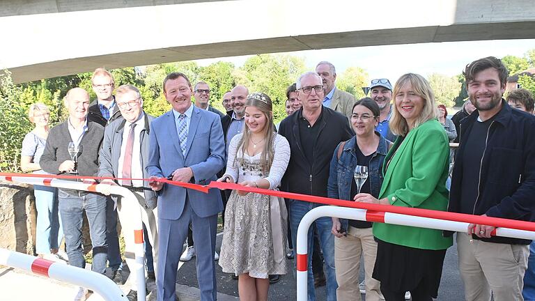 Zuckerfee Magdalena Gebhardt, flankiert von Bürgermeister Peter Juks und dem Vorsitzenden des Stadtmarketingvereins, Joachim Beck, gab offiziell die Stadtpromenade frei.