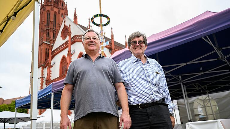 Kurt Schubert (rechts) und Frank Kulinna inmitten der Aufbauarbeiten am unteren Markt in Würzburg. Am Donnerstagnachmittag wird die Weinparade eröffnet.