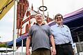 Kurt Schubert (rechts) und Frank Kulinna inmitten der Aufbauarbeiten am unteren Markt in Würzburg. Am Donnerstagnachmittag wird die Weinparade eröffnet.