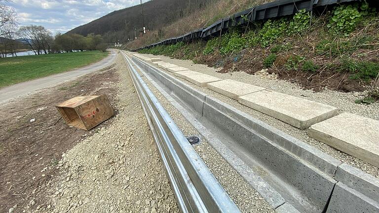 Die Sperrung des Radwegs ist notwendig, weil entlang des Bahndamms ein kilometerlanger Kabelkanal gebaut wird. Die Sperrung des Radwegs ist notwendig, weil entlang des Bahndamms ein kilometerlanger Kabelkanal gebaut wird.