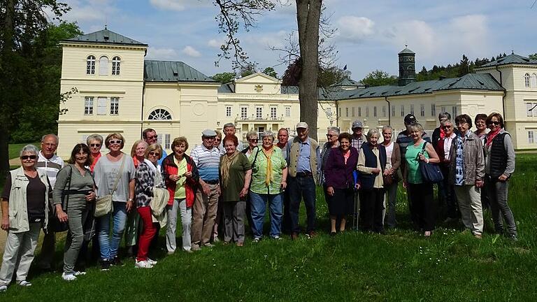 Reise ins böhmische Bäderdreieck       -  Die erste Mehrtagesfahrt des VdK-Ortsverbandes Kitzingen in diesem Jahr stand unter Leitung von Waltraud Patz und führte ins böhmische Bäderdreieck. Zuerst besichtigte die Gruppe Franzensbad. Sehenswert war auch Eger. Das gut erhaltene historische Stadtzentrum mit dem aus dem 13. Jahrhundert stammenden Marktplatz beeindruckte die Teilnehmer, heißt es in einer Pressemitteilung. Die nächste Station der Reise war Marienbad. Parkanlagen mit vielen Blumen luden dort zum Spaziergang ein. In Marienbad gibt es mehr als 40 Quellen, die im Gegensatz zu Karlsbad kalt sind. Nach einem Abstecher in das Naturschutzgebiet Kaiserwald ging es weiter nach Karlsbad, dem größten tschechischen Kurort, bekannt durch seine Mineralquellen und Prachtbauten am Flusslauf Tepla. Auch die historische Altstadt von Loket mit der mächtigen Ritterburg wurde besichtigt. Wegen seines Stadtbildes wird Loket auch oft böhmisches Rothenburg genannt, erfuhren die Mitglieder des VdK. Nach dem Besuch des Klosters Tepla (Stift Tepl) ging es zurück nach Kitzingen. Foto: Waltraud Patz