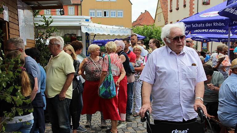 Lange Warteschlangen entstanden am Sonntagmittag an den Versorgungsständen am Marktplatz. An einem Stand gingen sogar die Klöße zum Sauerbraten aus.