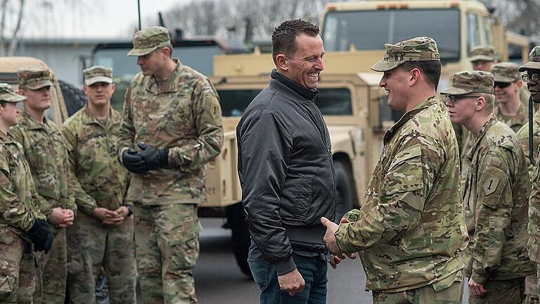 Grenell besucht US-Soldaten in Burg       -  US-Botschafter Richard Grenell spricht in einer Kaserne in Sachsen-Anhalt mit Soldaten der US-Armee. Grenell ist das Sprachrohr von Donald Trump in Deutschland. Und seine Meinung ist klar: Deutschland verhalte sich nicht wie ein Partner.