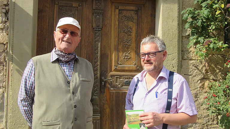 Klaus Dippel (rechts) im Gespräch mit Helmut Blümm, einem der Vorgänger-Eigentümer.