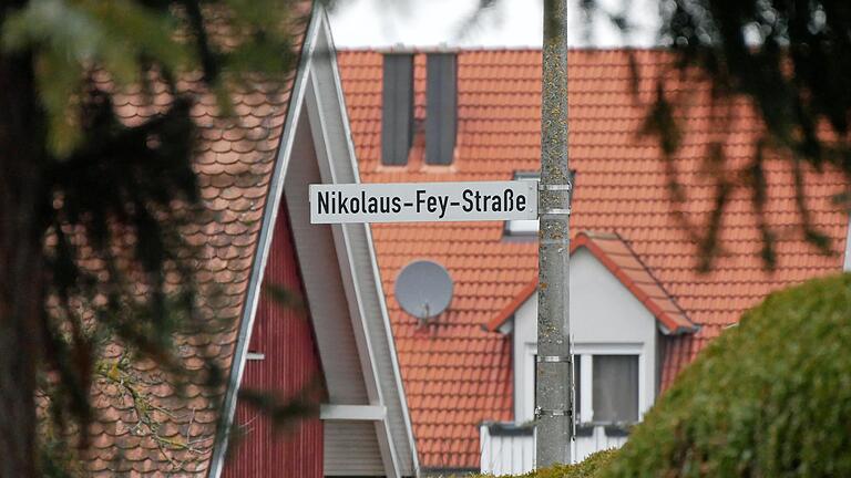 Die Nikolaus-Fey-Straße in Bergtheim wird nicht umbenannt. Aber sie erhält Hinweise am Straßenschild.&nbsp;