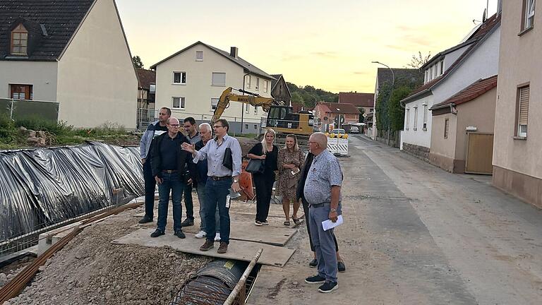 Die Arbeiten am innerörtlichen Reichenbach-Ausbaus mit Umfeld gehen planmäßig voran. Über den aktuellen Stand machten sich Gemeinderatsmitglieder um Bürgermeister Marco Heinickel mit dem Leiter des technischen Tiefbaues der Verwaltungsgemeinschaft Alexander Barthelmes ein Bild vor Ort.