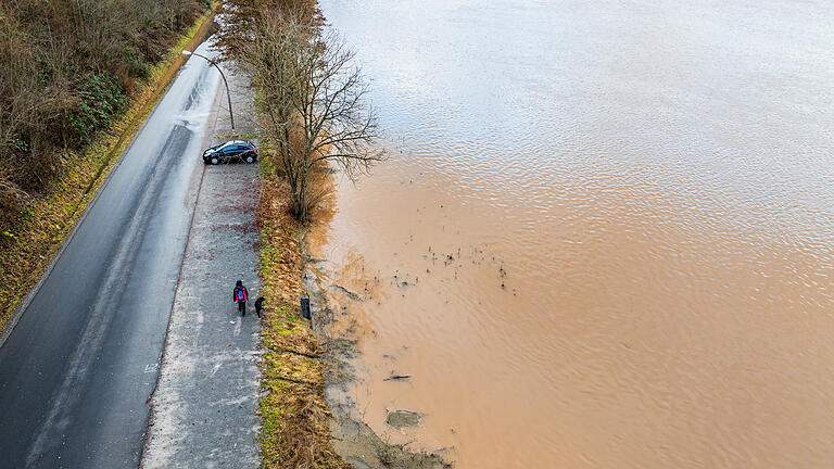Im Norden und Osten Bayerns hat Dauerregen viele Flüsse ansteigen lassen und zu Überschwemmungen geführt. Laut Hochwassernachrichtendienst soll am heutigen Donnerstag teilweise Stufe 4 erreicht werden. Das Foto zeigt die über die Ufer getretene Fränkische Saale bei Bad Kissingen.