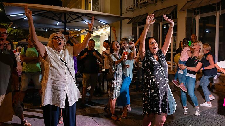 Gut gelaunte, feiernde Menschen in bester Stimmung beim Stadtfest 2023 in der Spitalstraße.