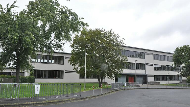 Für die Weiterentwicklung der Grundschule des Balthasar-Neumann-Schulverbandes sprach sich die Schulverbandsversammlung für einen Anbau in Modulbauweise auf der südlichen Seite des Schleeriether Schulhau hinter dem Wendekreis aus. Für die Weiterentwicklung der Grundschule des Balthasar-Neumann-Schulverbandes sprach sich die Schulverbandsversammlung für einen Anbau in Modulbauweise auf der südlichen Seite des Schleeriether Schulhau hinter dem Wendekreis aus.