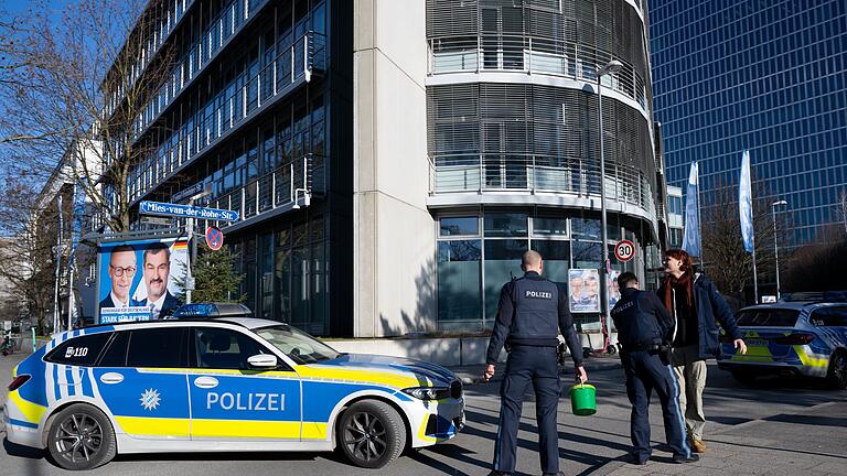 Protestaktion vor der CSU-Zentrale - München       -  Wegen der Protestaktion waren mehrere Polizeistreifen an der CSU-Parteizentrale im Einsatz.