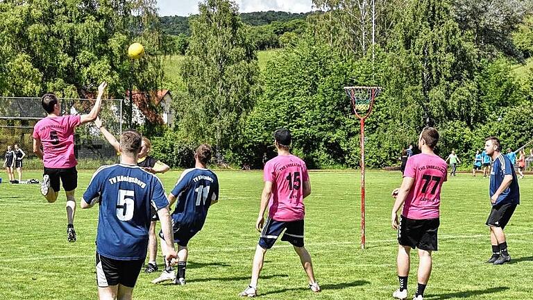 Auch Männer spielten bei dem Turnier mit und stellten sich dabei in dieser von Frauen dominierten Sportart gar nicht so unfähig an wie hier Alexander Sinner (Nummer 5) von den &bdquo;Unbeatable&ldquo; im Spiel gegen den &bdquo;FC Dicketittenkartoffelsalat&ldquo;.