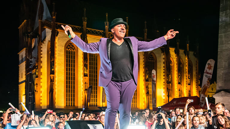 Zahlreiche Menschen besuchen am Samstag (14.09.19) bei strahlendem Sonnenschein das 30. Stadtfest in der Würzburger Innenstadt. Für einen krönenden Abschluss sorgte der deutsche Latin-Pop-Sänger Lou Bega mit seinen weltbekannten Hits wie 'Mambo No.5', 'Sweet like Cola' und 'Scatman & Hatman'.