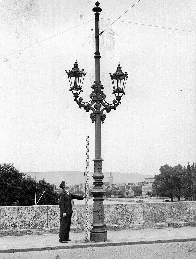 Eine Gaslaterne auf der Würzburger Löwenbrücke. Eine Gaslaterne auf der Würzburger Löwenbrücke.