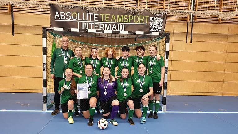 Anfeuern und Mitfiebern erwünscht: Das Team der U17-Juniorinnen im Futsal vom SV Veitshöchheim spielt bei der Bayerischen Hallenmeisterschaft gegen Top-Teams. Anfeuern und Mitfiebern erwünscht: Das Team der U17-Juniorinnen im Futsal vom SV Veitshöchheim spielt bei der Bayerischen Hallenmeisterschaft gegen Top-Teams.