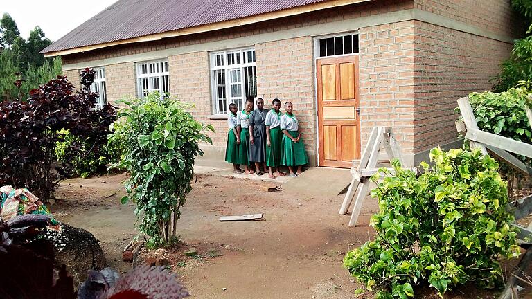 Endlich ist es geschafft: Ein neues Klassenzimmer für die Mädchenschule St. Luise in Maguu, Tansania, konnte dank der Spenden aus der Pfarreiengemeinschaft Schonungen fertig gestellt werden.