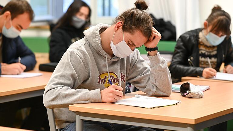 In Bayerns Klassenzimmern bleibt es vorerst bei einer Maskenpflicht, CSU und Freie Wähler sind sich hier uneins. Doch auf dem Pausenhof dürfen die Masken ab sofort fallen.