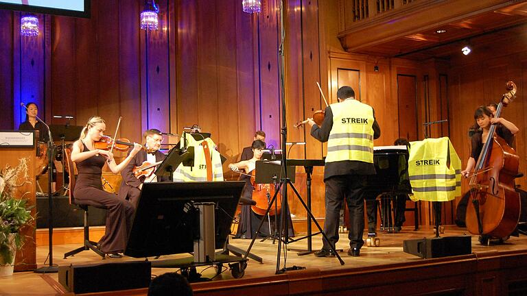 Die Staatsbad Philharmonie sorgte mit Streikaktionen zuletzt für viele Diskussionen. Seinen Auftritt beim Festakt zur Ernennung Bad Kissingens zum Weltkulturerbe&nbsp; nahmen viele Dirigent Burghard Tölke übel.&nbsp;&nbsp;