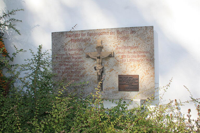 Anlässlich seines 90-jährigen Bestehens ließ der Verein für ambulante Krankenpflege Gerolzhofen 1997 an der Außenwand der Friedhofskirche in Gerolzhofen an einem Relief, das an das Wirken der hiesigen Erlöserschwestern erinnert, eine Bronzetafel anbringen. Diese trägt folgende Widmung: 'Dem Leben und selbstlosen Wirken der 251 Schwestern von 1885 - 1972. In Dankbarkeit gewidmet.'