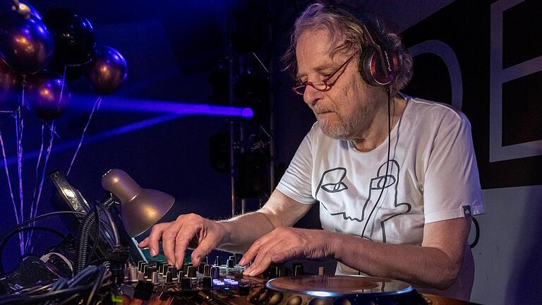 Wenn Jörg Töppner mal nicht hinter dem DJ-Pult steht, dann setzt er sich politisch für die Stadt Würzburg ein oder verreist mit seinen Freunden in andere Städte. Wenn Jörg Töppner mal nicht hinter dem DJ-Pult steht, dann setzt er sich politisch für die Stadt Würzburg ein oder verreist mit seinen Freunden in andere Städte.