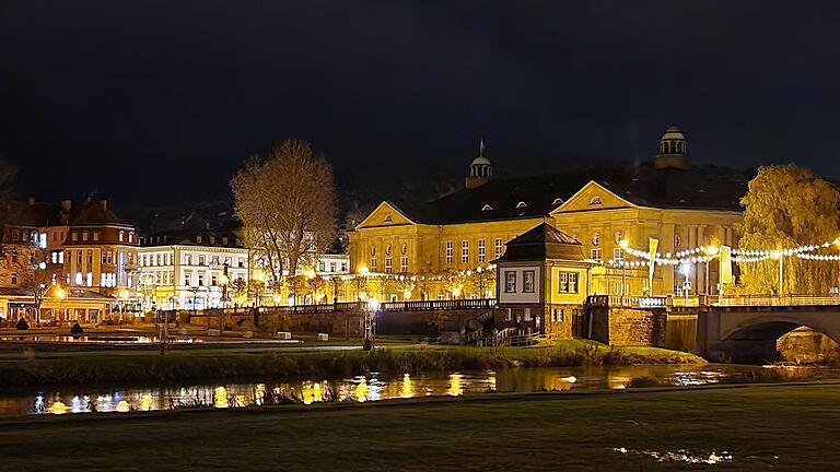 Vorweihnachtlich leuchten dieses Jahr wieder der Regentenbau und die Innenstadt von Bad Kissingen.       -  Vorweihnachtlich leuchten dieses Jahr wieder der Regentenbau und die Innenstadt von Bad Kissingen.