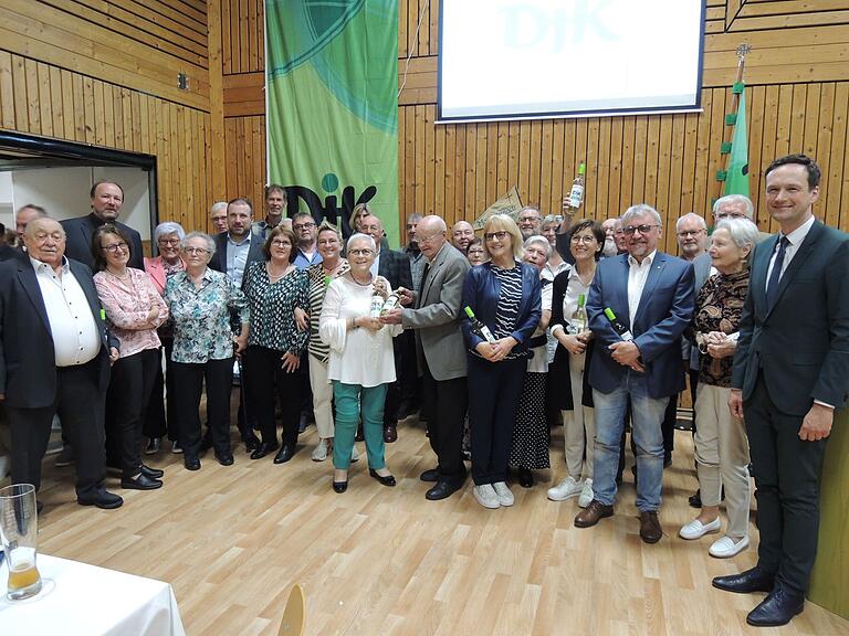 Beim Ehrenabend zum 100jährigen Jubiläum freuten sich die Geehrten über Urkunden und einen Jubiläumswein. Im Bild die Mitglieder, die seit 50, 60 oder 70 Jahren der DJK die Treue halten. Dazu gratulierten auch Pfarrer Andreas Heck (Dritter von links) und Landrat Florian Töpper (rechts).