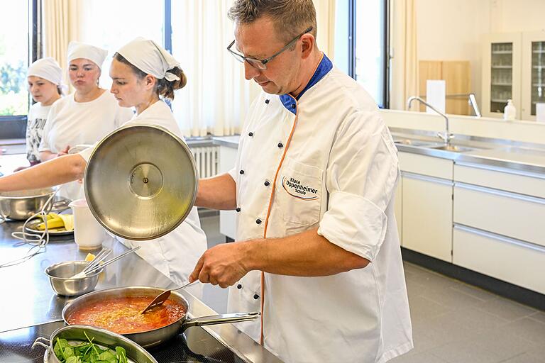 Schülerinnen der Klara-Oppenheimer-Schule für Ernährung und Versorgung und ihr Fachlehrer Tobias Eyrisch-Eichinger am Herd. Schülerinnen der Klara-Oppenheimer-Schule für Ernährung und Versorgung und ihr Fachlehrer Tobias Eyrisch-Eichinger am Herd. 