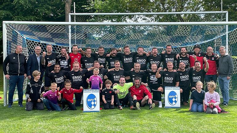 Die Fußballer der Senioren A der SG FC Gerolzhofen/DJK Michelau treten am 24./25. Juli in Berlin zur Deutschen Meisterschaft an. Das Bild zeigt die Mannschaft nach dem Gewinn des bayerischen Meistertitels.