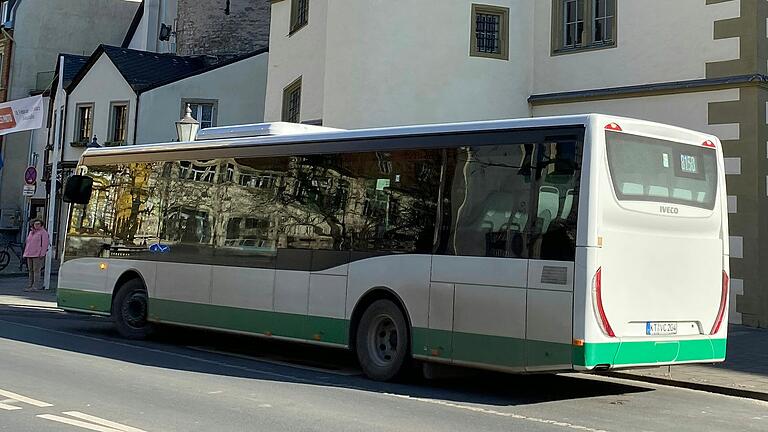 Ein Bus steht an der Haltestelle vor dem Kitzinger Rathaus. Bringt die Stadt in naher Zukunft doch noch eine Stadtbuslinie zustande?