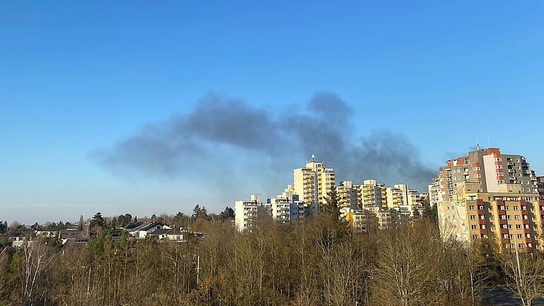 Die Rauchentwicklung beim Brand einer Lagerhalle in Würzburg-Heidingsfeld war auch am Heuchelhof sichtbar.&nbsp;