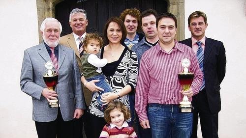 Deutscher Meister       -  In feierlichem Rahmen würdigten Bürgermeister Georg Böhm (Zweiter von links) und sein Stellvertreter Harald Köhler (rechts) den Deutschen Meister im Geländewagen fahren, Bastian Pecat aus Waltershausen (Zweiter von rechts). Im Kreise seiner Familie und des Teams vom Autohaus Hey stieß man im Rathaus auf den Meistertitel an.