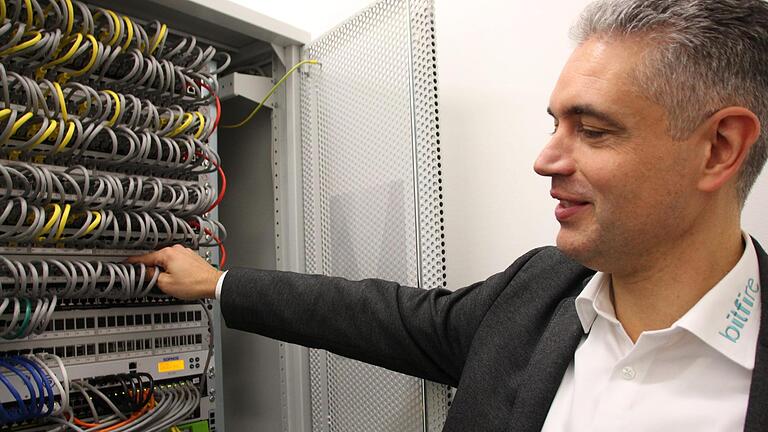 Bitfire-Geschäftsführer Holger Fries an einem Serverschrank in den neuen Räumlichkeiten. Foto: Benedikt Borst       -  Bitfire-Geschäftsführer Holger Fries an einem Serverschrank in den neuen Räumlichkeiten. Foto: Benedikt Borst