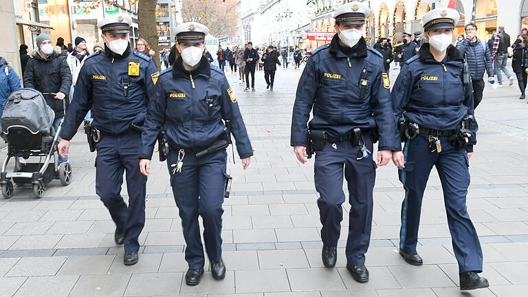 In ganz Bayern, wie hier in München, soll die Polizei unter anderem die kommunalen Ordnungsdienste bei Corona-Kontrollen unterstützen.