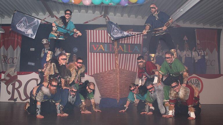 Das Männerballett kreuzte auf der Suche nach dem sagenumwobenen Valhalla und feiert mit den gefallenen Kämpfern. Das Männerballett kreuzte auf der Suche nach dem sagenumwobenen Valhalla und feiert mit den gefallenen Kämpfern.