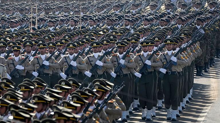 Militärparade im Iran       -  Irans Streitkräfte sehen sich für einen Krieg gegen Israel gerüstet. (Archivbild)