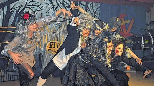 50 Jahre Erlacher Carneval: Bei der Faschingssitzung am Samstag im &bdquo;Kroackenest&ldquo; präsentierten sich &bdquo;Die Hupfdohlen&ldquo; furchteinflößend.