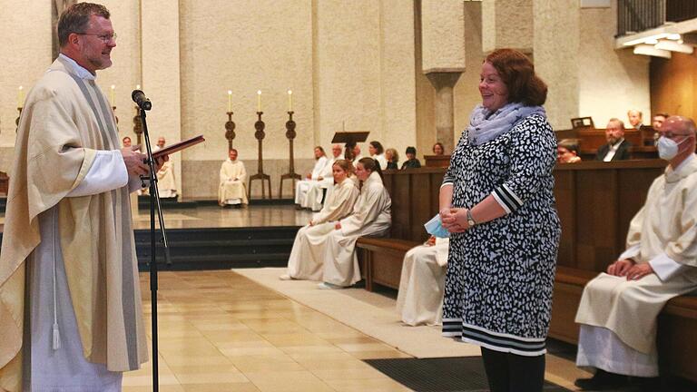 Regina Sterk aus dem Pastoralrats-Team bekommt stellvertretend für den gesamten pastoralen Raum St. Benedikt die bischöfliche Errichtungsurkunde überreicht, aus den Händen des Generalvikars Jürgen Vorndran.