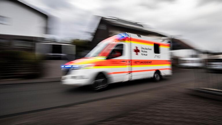 Im Rahmen eines Kreisklassen-Fußballspiels ist am Sonntag eine Frau verletzt worden – sie wurde mit dem Rettungswagen (hier ein Symbolbild) in eine Klinik gebracht.&nbsp;