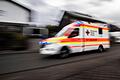 Im Rahmen eines Kreisklassen-Fußballspiels ist am Sonntag eine Frau verletzt worden – sie wurde mit dem Rettungswagen (hier ein Symbolbild) in eine Klinik gebracht.&nbsp;