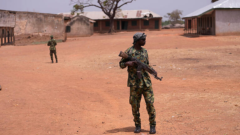 Entführte Schüler in Nigeria.jpeg       -  Nigerianische Soldaten patrouillieren vor einer Schule in Kuriga, von wo Kinder entführt wurden.