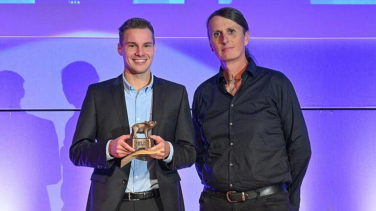 Schweinfurter Sportler des Jahres: TVO-Faustballer Maximilian Lutz (links) zusammen mit Michi Bauer (Sportredaktion Schweinfurter Tagblatt). Schweinfurter Sportler des Jahres: TVO-Faustballer Maximilian Lutz (links) zusammen mit Michi Bauer (Sportredaktion Schweinfurter Tagblatt).