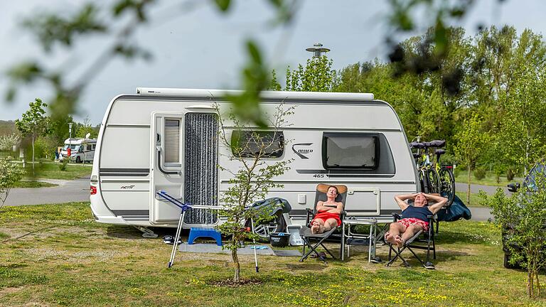 Von der anhaltenden Camping-Begeisterung der Reisenden profitiert auch Sommerach und der dortige Campingplatz Katzenkopf. Von der anhaltenden Camping-Begeisterung der Reisenden profitiert auch Sommerach und der dortige Campingplatz Katzenkopf.